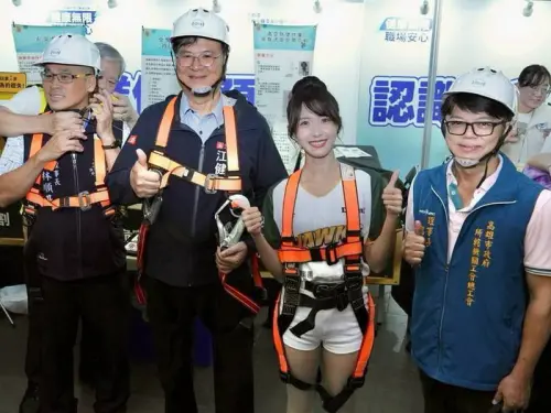 ▲高雄市政府勞工局局長江健興(左2)與職棒台鋼雄鷹啦啦隊Wing Stars成員(右2)示範安全配備的情形。(圖／高雄市政府勞工局提供)