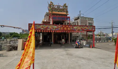 ▲田美福德宮主委蔡俊雄表示，廟方在魚池內用心飼養了 20 多隻德國錦鯉，每尾體長約 30 公分、市價高達 2500 元，平安養育了 2 年多卻突遭橫禍。（圖／GoogleMaps）