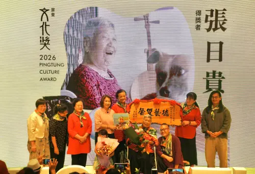 ▲民謠國寶張日貴長年深入社區、校園教唱滿州民謠，保存百年傳統曲調與演唱風格，為地方留下珍貴文化記憶。（圖／屏東縣府提供）