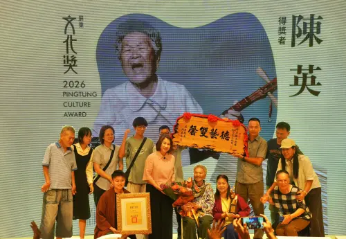 ▲陳英以歌聲守護恆春民謠，傳承獨特唱腔與演唱技法，並積極參與田野調查、錄音典藏及傳習工作，讓傳統歌謠延續至下一代。（圖／屏東縣府提供）