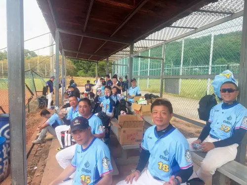 ▲東科技大學EM嶺BA校友會慢速壘球社球隊，成軍近3 年來，透過練習與比賽增進校友間情誼與向心力.（圖／嶺東科大提供）