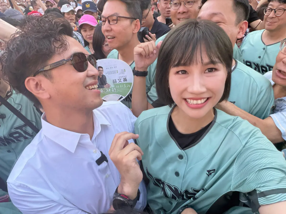 ▲民進黨高雄市議員參選人黃敬雅（右）陪同高雄市長參選人賴瑞隆、台北市長參選人沈伯洋（左）造勢，幾張近距離合照遭部分網友批評靠太近。（圖／取自黃敬雅Threads）