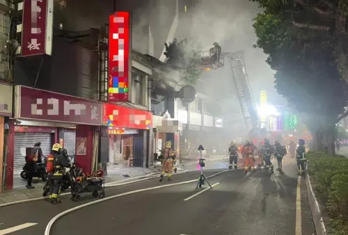 ▲消防員目前初步勘查確認起火點為店內鍋子，至於詳細起火原因及確切肇因，仍待火災調查科進一步鑑識釐清。（圖/警方提供）