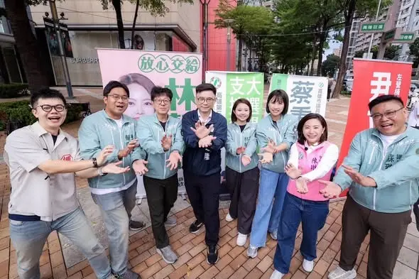 ▲高雄市第十選區（前鎮、小港）市議員候選人黃敬雅與張博洋、尹立、蔡秉璁、蘇致榮、林慧欣及陳琳潔等共七位戰友一同向大家問安。(圖／市議員候選人黃敬雅提供)