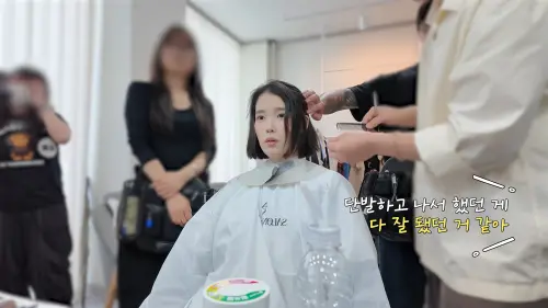 ▲周邊的人都認為，IU留短髮時，推出的作品都超成功，她也這麼覺得。（圖／YouTube@이지금 [IU Official] ）