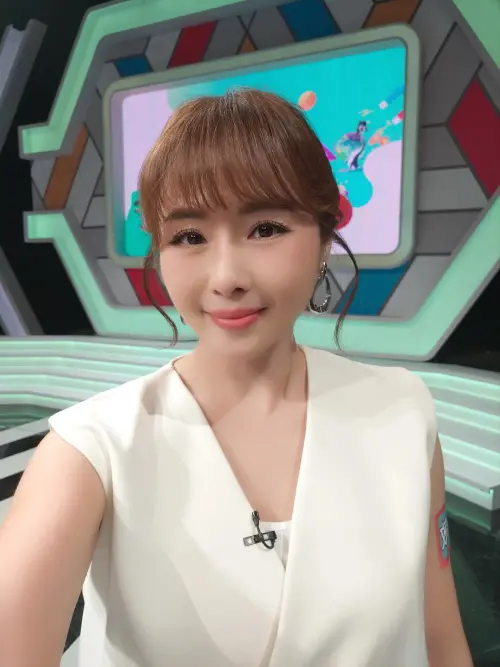 ▲吳淑敏（如圖）因參加《五燈獎》踏入歌壇，並三度入圍金曲獎，7年前她與國標舞老師葉家霖奉子成婚。（圖／吳淑敏臉書）