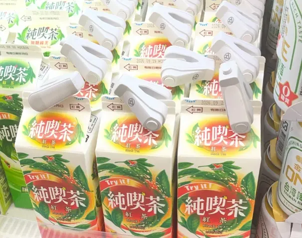 ▲近日有網友去逛全聯時就發現，架上價值20元的紅茶竟然也上鎖，讓他好奇怎麼連這種東西現在也要防盜，貼文引起廣大迴響。（圖/Threads）