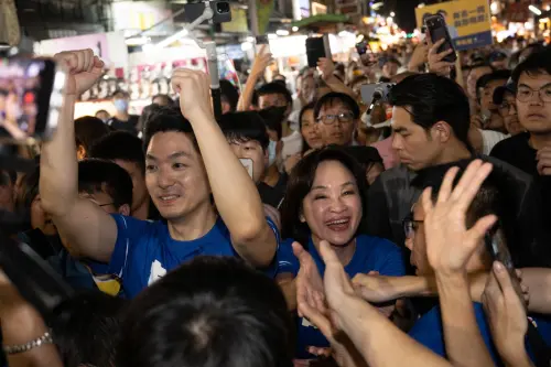 ▲蔣萬安與柯志恩前往六合夜市掃街，將現場擠得水洩不通。（圖／柯志恩辦公室提供）