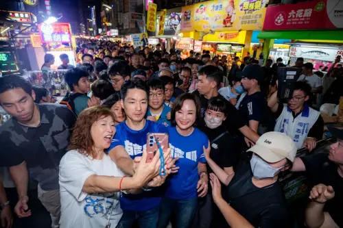 ▲蔣萬安與柯志恩被群眾團團包圍，感受到高雄人的十足熱情。（圖／柯志恩辦公室提供）