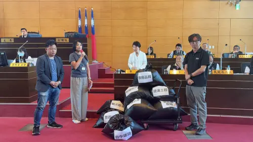 台中議會驚現「垃圾山」　議員批盧秀燕留爛攤