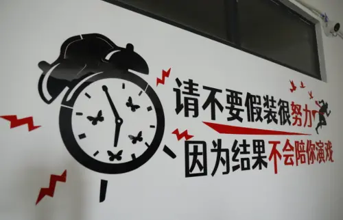 柬埔寨「8號電詐園區」內部曝光！中文標語：請不要假裝很努力