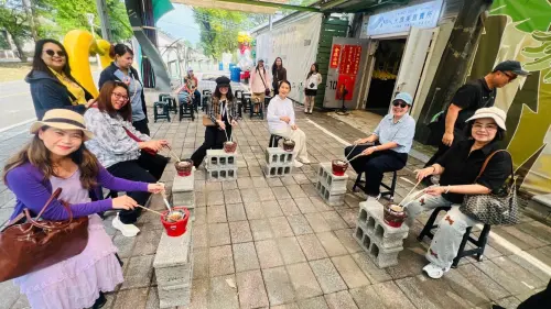 ▲泰國旅遊業者走訪旗山糖廠社區，親手參與香蕉相關農村體驗。（圖／高市府農業局提供）