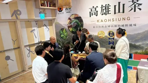 ▲泰國旅遊業者現場品飲高雄山茶，透過品茗與交流認識高雄特色茶產業及優質農產。（圖／高市府農業局提供）