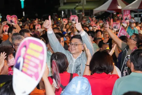 ▲ 民進黨高雄市長候選人賴瑞隆昨（20）日在參加「左營楠梓後援會誓師暨楠梓區後援會成立大會」時受到熱烈歡迎。（圖／翻攝畫面）