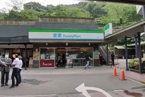 ▲殯葬業者公布的門市，其實是位於台北第二殯儀館內的全家限定門市，創立於2013年6月，至今已經有超過13年的歷史。（圖/Google Map）
