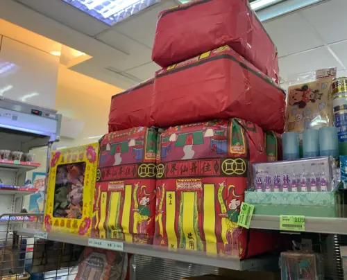 ▲全家「二繽店」內還有販售蓮花座、靈位牌、紙紮品等治喪用品，自從開立之後讓不少家屬都認為非常方便、大讚全家願意進駐二殯園區。