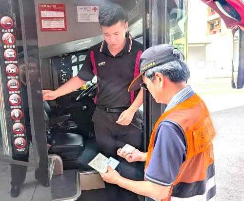 ▲高雄市區監理所副所長陳天賜(右)高雄市區監理所副所長陳天賜查核駕駛長身分及證件的情形。(圖／高雄市區監理所提供)