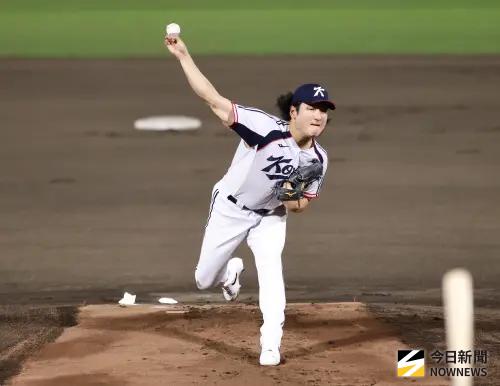 郭彬抬手就露腋下！為何球衣要開洞？啦啦隊也有這傳統：短今超愛