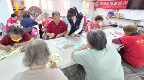 ▲台灣港務公司高雄港務分公司舉辦高港愛無限月圓福壽全中秋藝術創作公益活動，陪伴長輩共創藝術時光。(圖／高雄港務分公司提供)