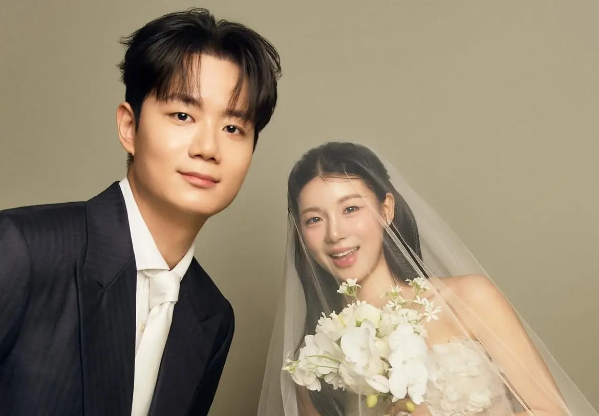 ▲《換乘戀愛》首對夫妻誕生，孔尚貞（右）在20日宣布嫁徐敏亨（左），節目班底也齊聚婚禮現場獻祝福。（圖／翻攝自IG@jeong_2._.x）
