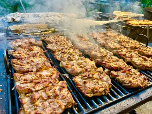 ▲親友團超多的民眾如果不想自己烤肉，推薦可以叫「到府烤肉」，便宜又有專人烤好，在冷氣房享用烤肉超Chill！（圖/Oma燒烤BBQ臉書）