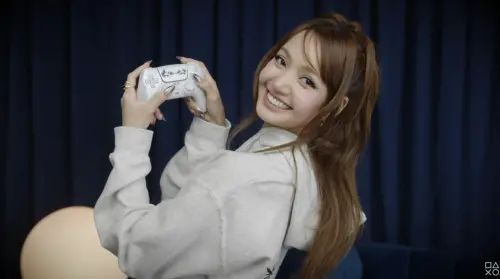 Lisa、PlayStation推聯名手把！瀏海、眼睛印上機　10月限量開賣