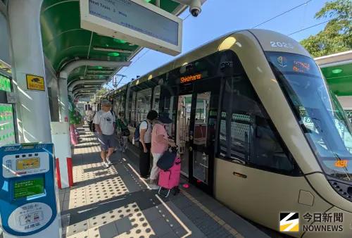 ▲世界無車日不只公車免費，新北捷運輕軌也加入0元搭乘行列，民眾可趁優惠搭車安排低碳小旅行。（圖／記者林調遜攝影）