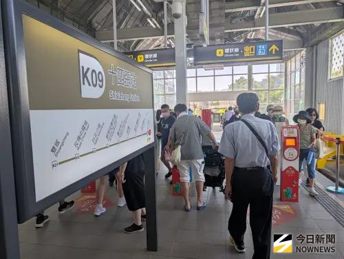 ▲9/22國際無車日，新北淡海輕軌、安坑輕軌及三鶯線捷運免費搭乘，一早安坑輕軌出現不少人潮。（圖／記者林調遜攝影）