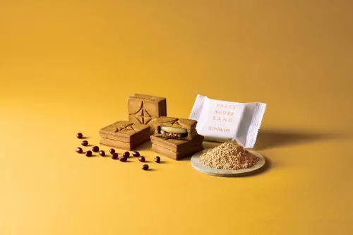 ▲東京、大阪出發航班持續與廣受好評的伴手禮品牌「PRESS BUTTER SAND」合作推出全新「紅豆＆黃豆粉」口味。（圖／星宇航空提供）