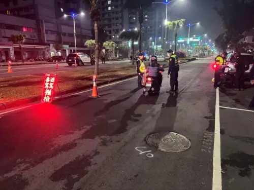 ▲因應連假期間各類聚會增多，警方備妥充足之「毒品唾液篩檢試劑」，凡發現有施用毒品可疑徵候之駕駛人，絕對依法施測、嚴加查緝，絕不寬貸。（圖／前鎮分局提供）