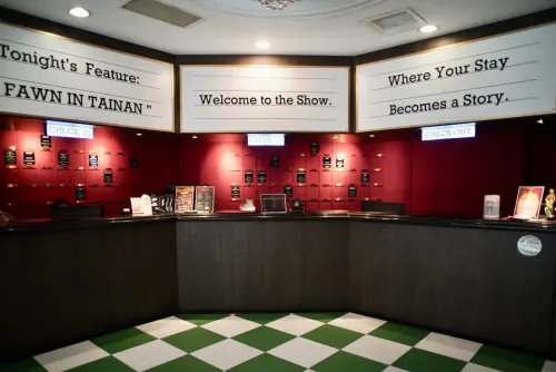 ▲「劇院酒店 臺南成功館」的所有設計都以「劇院」為核心概念，圖為旅店的櫃檯。（圖／小鹿文娛提供）