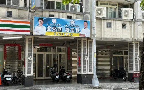 ▲鄭伯其雖已退出國民黨，但服務處4年前與市長盧秀燕同框的競總招牌仍未拆下。（圖／讀者提供，2026.09.22）
