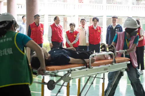 President Lai Ching-te observes earthquake-preparedness and disaster-response drills at a local school in Taiwan on National Disaster Prevention Day. (Office of the President)
