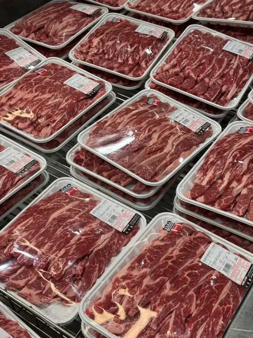 ▲肉類有無骨牛小排燒烤片被瘋狂點名，網友大讚「油花適中、烤肉超方便」。（圖／取自threads）