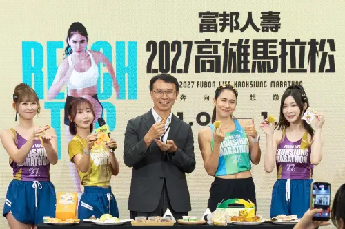 ▲高市府運發局長侯尊堯與代言人雷理莎、富邦女孩們共同展示並品嚐賽道特色美食，邀請跑者體驗「跑高雄、吃高雄」的專屬記憶。（圖／品牌提供）