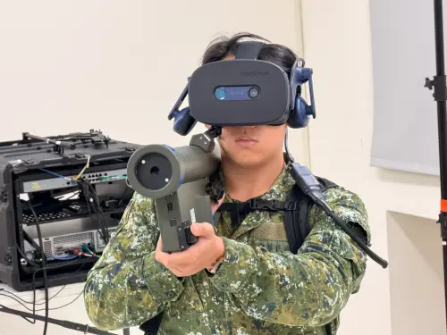 人攜式刺針飛彈模擬器首亮相！12秒內須發射　打無人機也能練