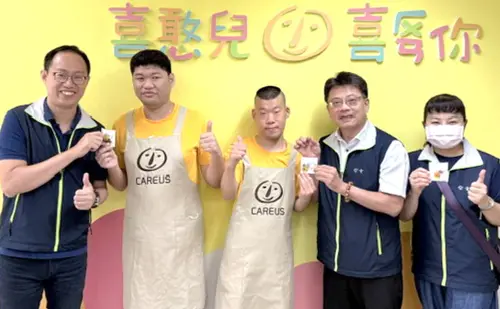 ▲台灣電力公司高雄區營業處處長林昶旭(右2)接受喜憨兒致送手作紀念品。(圖／台電高雄區營業處提供)
