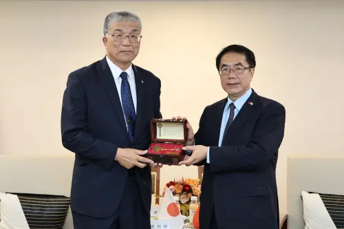 ▲台南市長黃偉哲致贈紀念品給加賀市長山田利明。(圖／南市府提供)