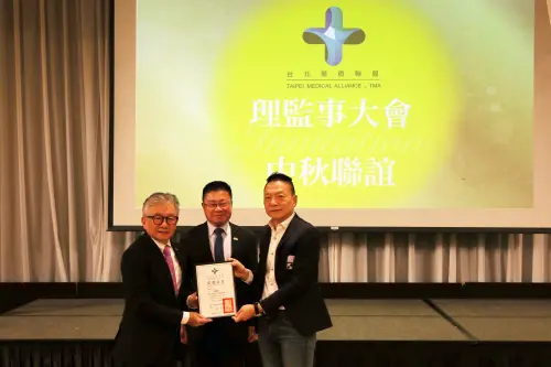 ▲北醫盟理事長趙忠傑（右1）將理事長職務正式交接予新任理事長蘇奕榮（左1），由衛生福利部政務次長呂建德（中）見證。（圖／趙忠傑提供）
