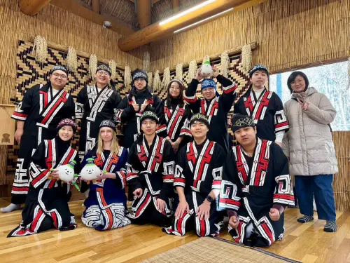 ▲侯伯樺(後排右三)參加愛努文化民族文化象徵空間參訪活動.（圖／嶺東提供）