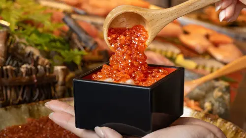 ▲高雄日航酒店「秋蟹季」，圖為SERENA全日餐廳「鮭魚親子丼」。（圖／高雄日航酒店提供）
