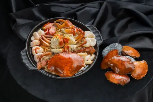 ▲「紅煨紅薯粉條」以海皇龍蝦湯慢煨Q彈紅薯粉條，搭配紅 、干貝與草蝦，展現極致鮮味。（圖／高雄日航酒店提供）