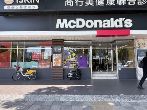 ▲台灣麥當勞與G-DRAGON聯名企劃今（23）日開跑，記者今日早上直擊麥當勞分店，門口並未看到排隊人潮。（圖／記者葉盛耀攝）