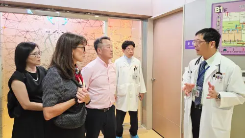 ▲康乃爾大學代表參訪義大醫院，由義大癌治療醫院內科副院長饒坤銘醫師(右)及義大醫院國際醫療部黃瑟德部長接待。（圖／義守大學提供）