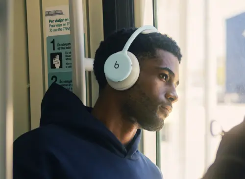▲Beats 360重量僅294.5公克，比AirPods Max 2輕近百克，加上開啟降噪後最長可用32小時，更適合通勤與長時間配戴。（圖／翻攝官網）