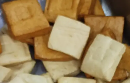 ▲早期豆干製成後，由於含水量高、不易保存，會使用「糖烏」滷製，讓水分變少更耐放。但現今物流、保鮮技術提升，不再需要先行滷製起來存放，因此政府開了合法添加。（圖／廖炯程臉書）