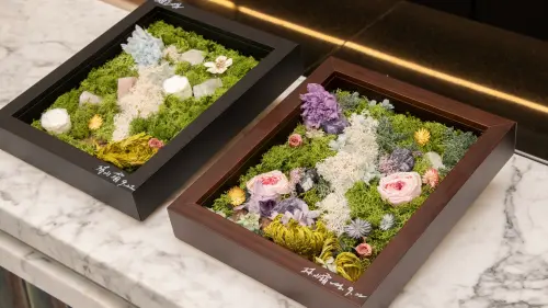 ▲永生花藝術家林小霜公益創作作品 ⟪觸⟫。（圖／高雄洲際酒店提供）
