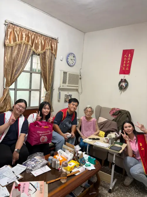 ▲華山基金會攜手富邦人壽共同走入里鄰長輩家中，親手送上關懷禮物。（圖／翻攝畫面）