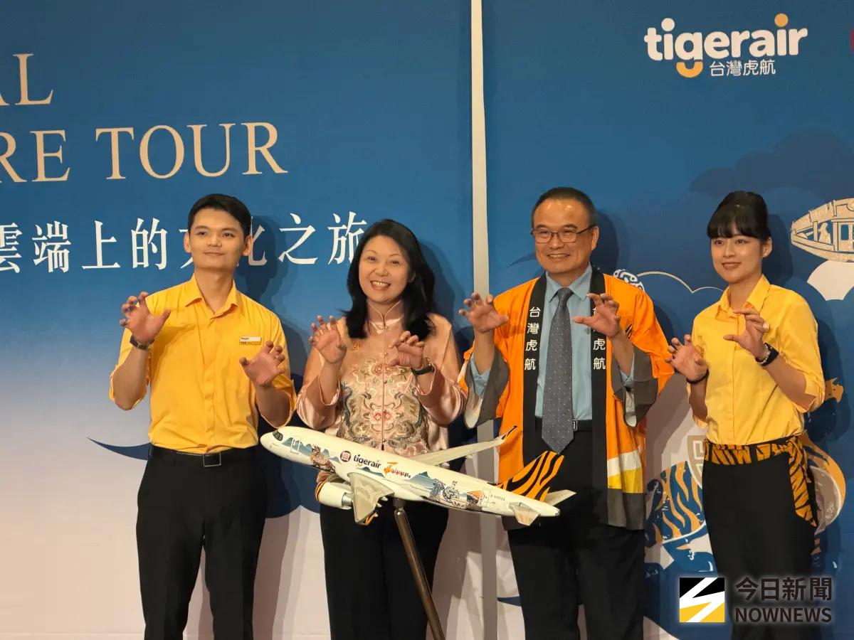 ▲台灣虎航董事長黃世惠（左2)、國立故宮博物院院長蕭宗煌（右2)公布聯名彩繪機。（圖／記者李青縈攝） 
