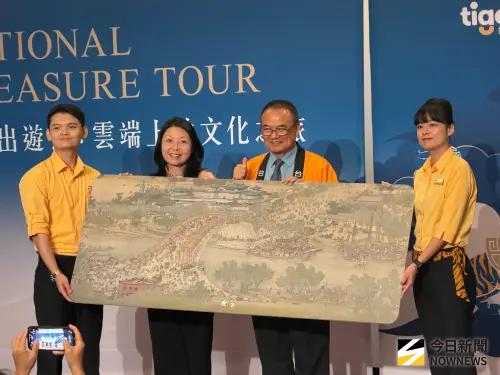 ▲台灣虎航規劃將故宮經典的《清明上河圖》重新設計成《臺灣上河圖》，融入台北、桃園、台中、台南、高雄等地的顯著地標，並悄悄將台灣虎航網紅「虎將」、故宮小翠與日本、韓國各地的吉祥物隱藏其中。（圖／記者李青縈攝）